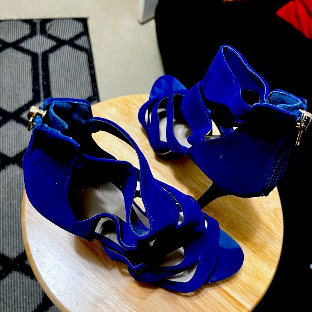 Women’s casual blue heels.